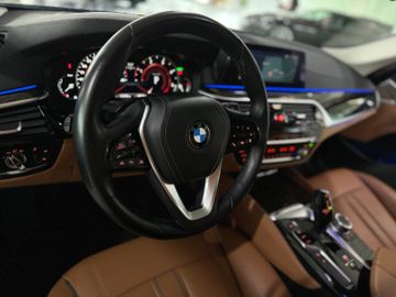 Fahrzeugabbildung BMW 520d xD  Luxury Line ACC Pano AHK HUD Kamera 360