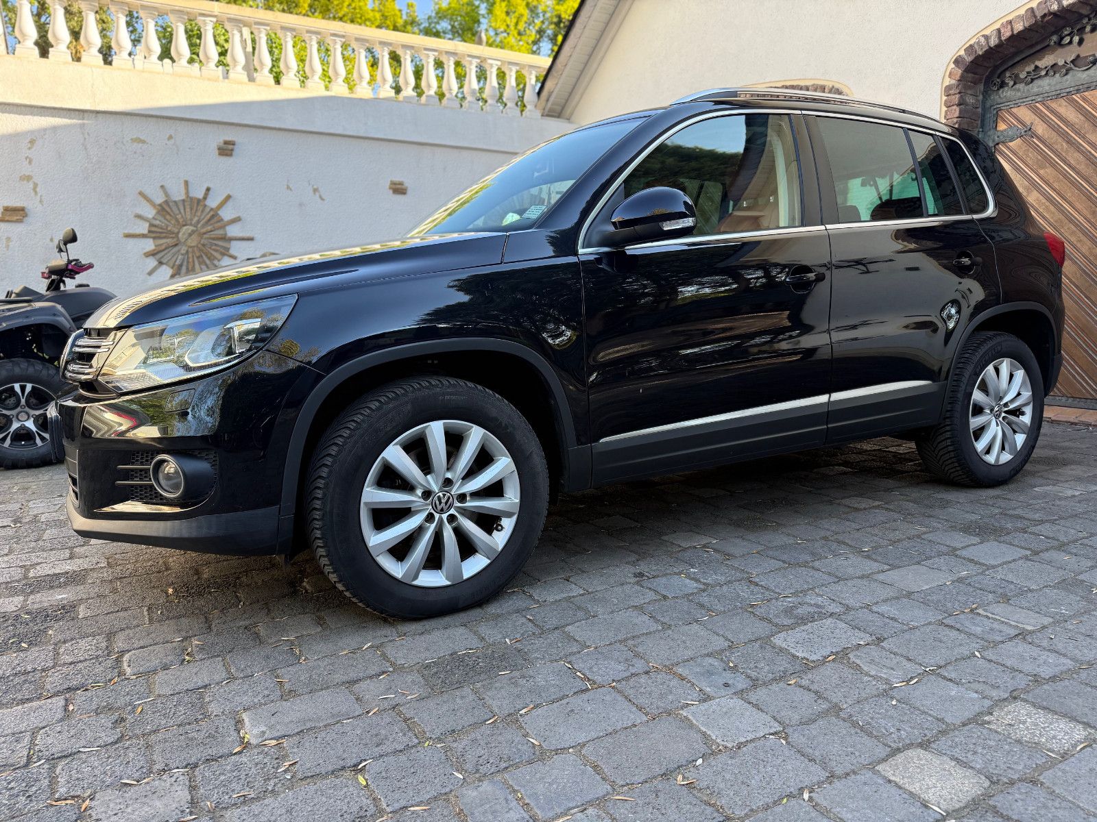 Volkswagen Tiguan - 1