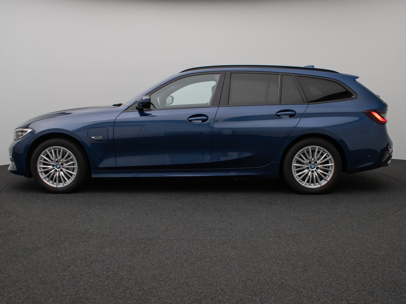 Fahrzeugabbildung BMW 330e xD Luxury Line Panorama Kamera HUD DAB AHK