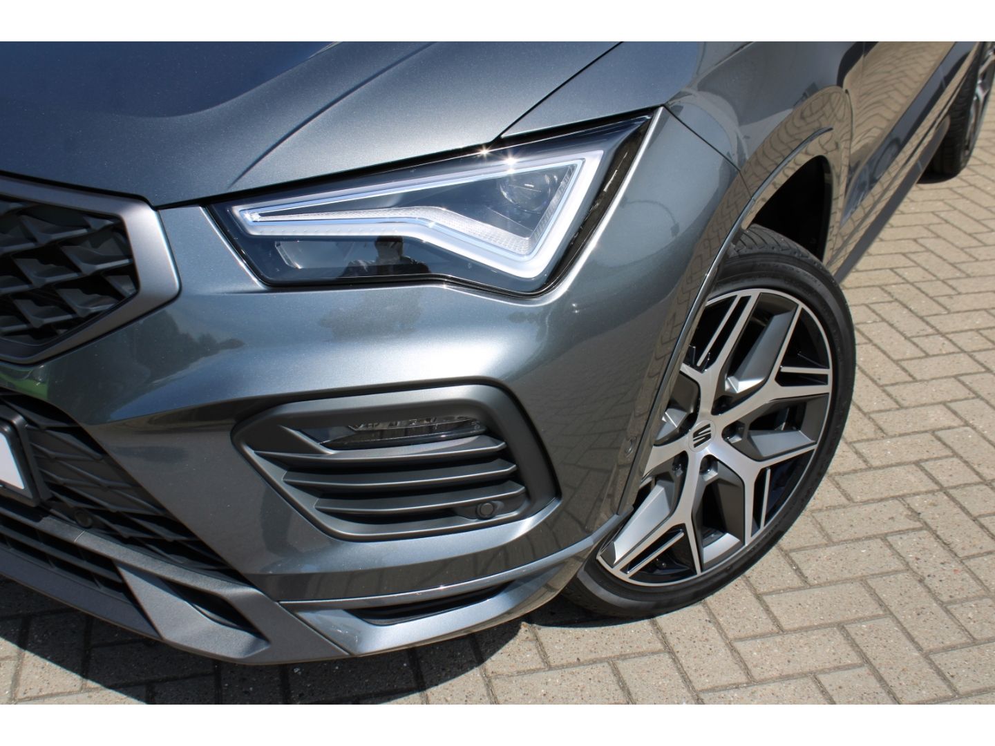 Fahrzeugabbildung SEAT Ateca 1.5 TSi FR ACC LED PDC RFK el. AHK Navi DA
