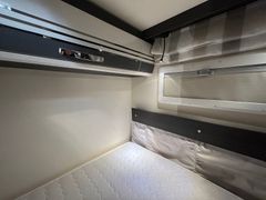 Fahrzeugabbildung Roller Team Kronos 295 TL Hub-Bett SAT TV 5 Schlafplätze
