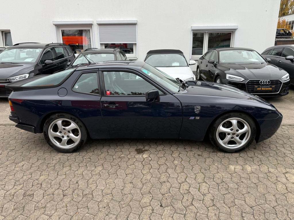 Porsche 944