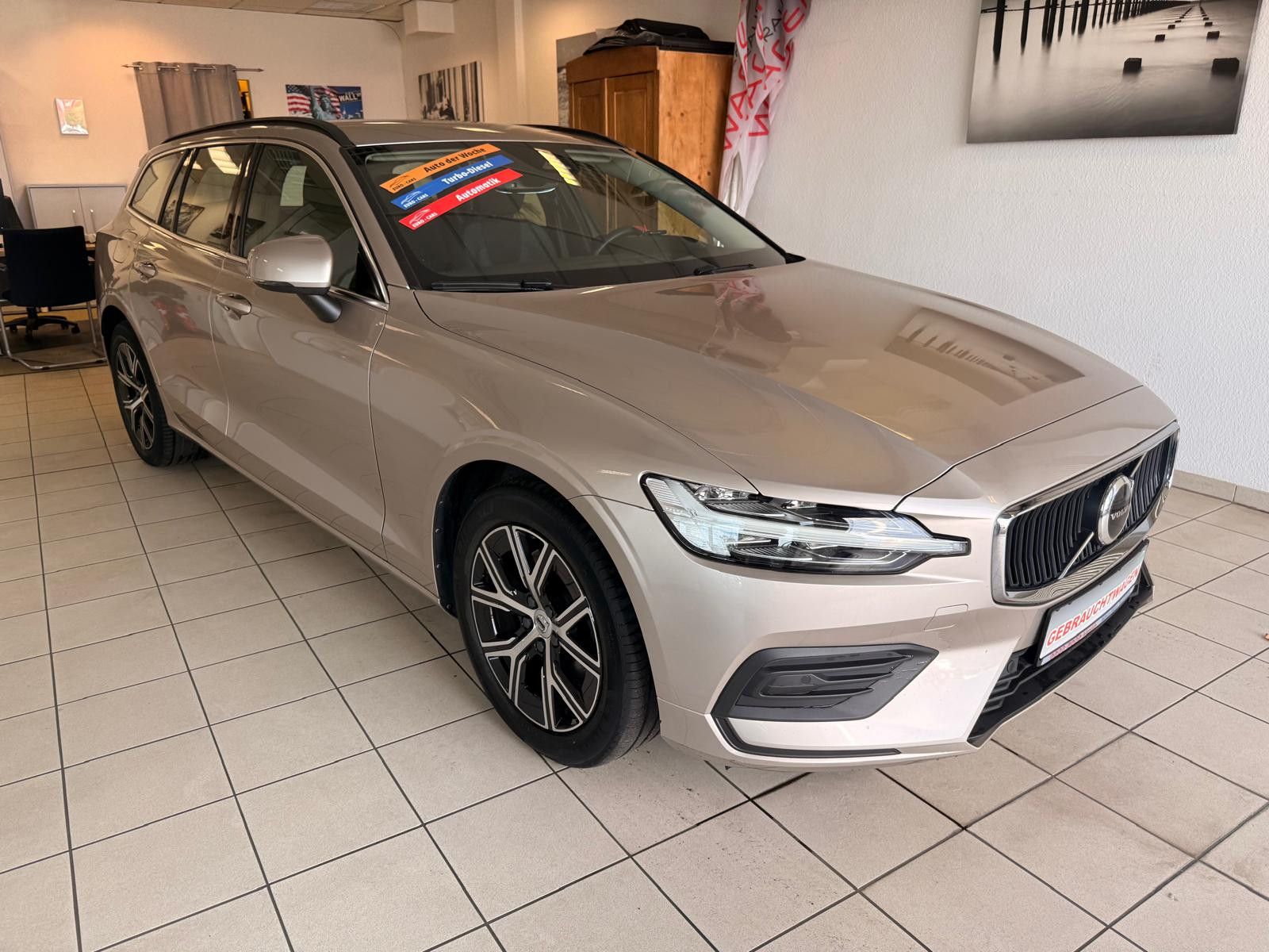 Fahrzeugabbildung Volvo V60 Kombi Core/ 1.HAND/SCHECKHEFT/8.FACH BEREIFT