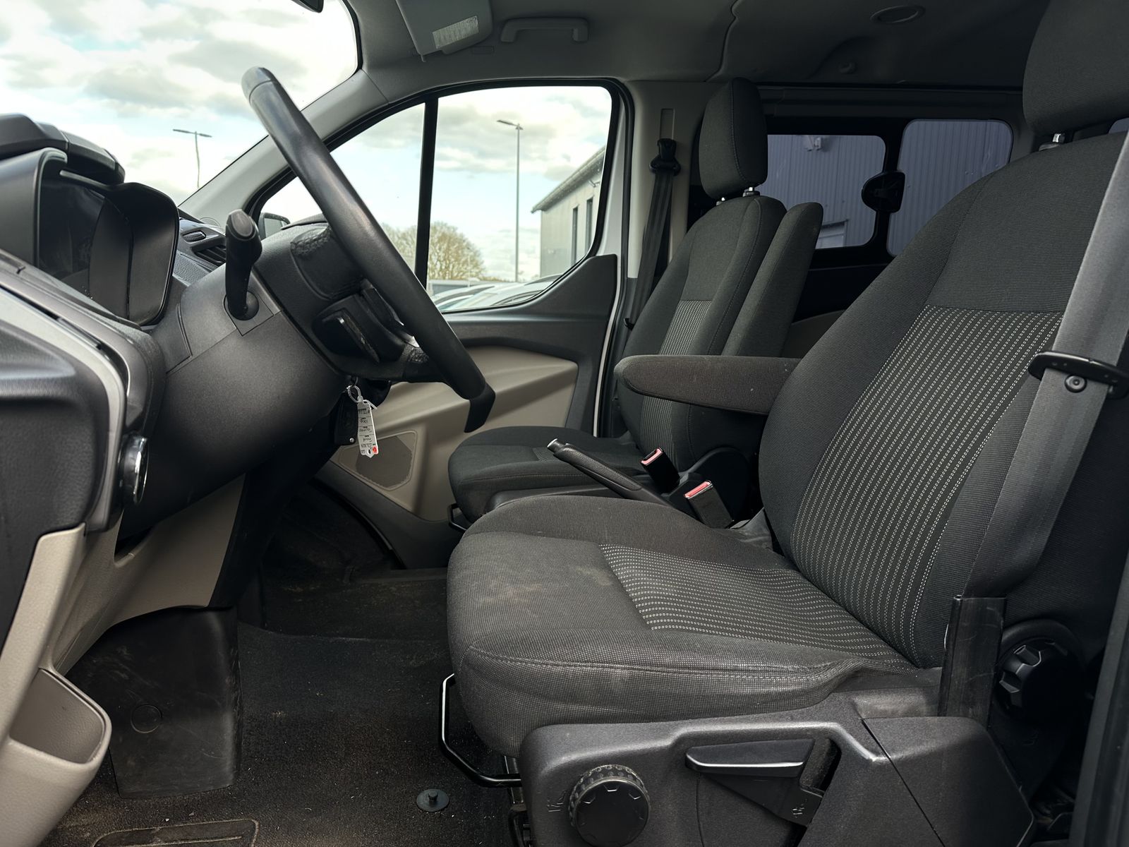 Fahrzeugabbildung Ford Tourneo Custom 300 L1 SHZ+PP+AHK+SH+BLUETOOTH+TE