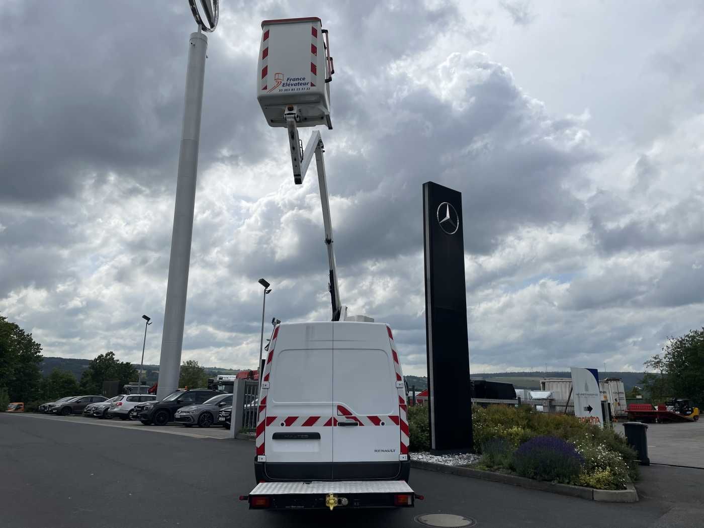 Fahrzeugabbildung Renault Master 2.3 dCi / France Elevateur 121FT, 12m