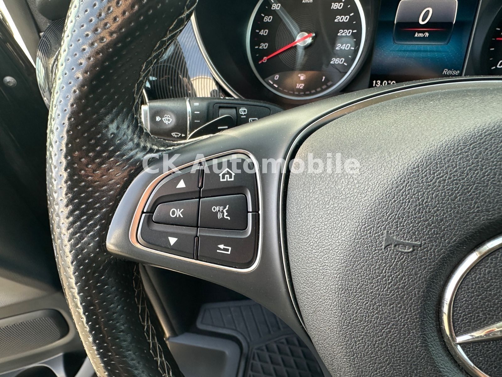 Fahrzeugabbildung Mercedes-Benz V 300d EDITION Kompakt/7 Sitze/Navi/LED/AHK