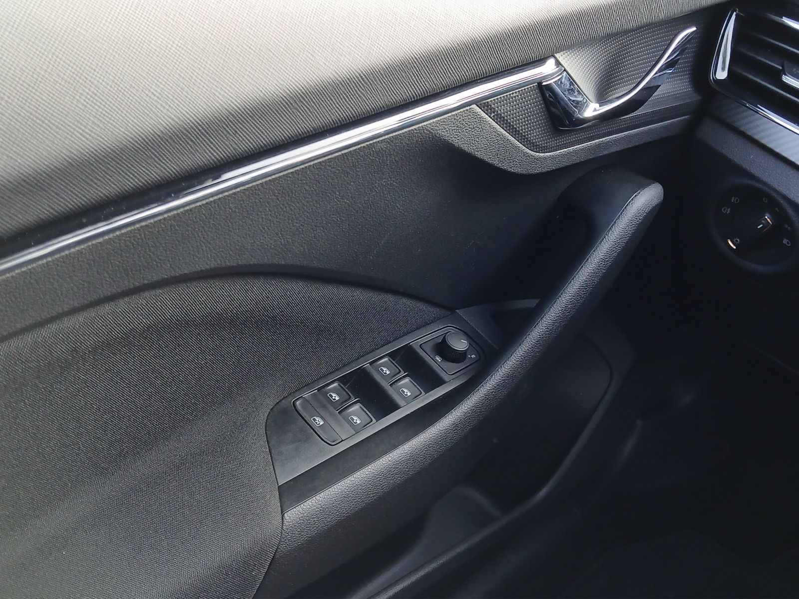 Fahrzeugabbildung SKODA Kamiq TSI Monte-Carlo LED Pano APP GRA PDC SH 18