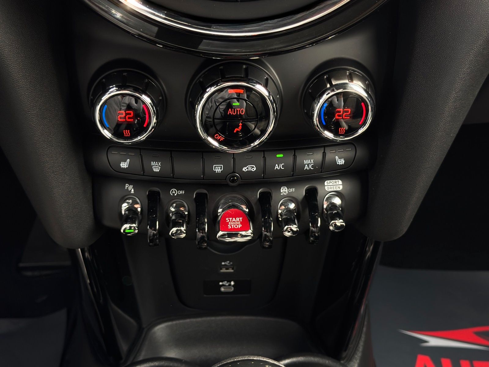Fahrzeugabbildung MINI John Cooper Works CarPlay Adap. LED NAV HuD PDC