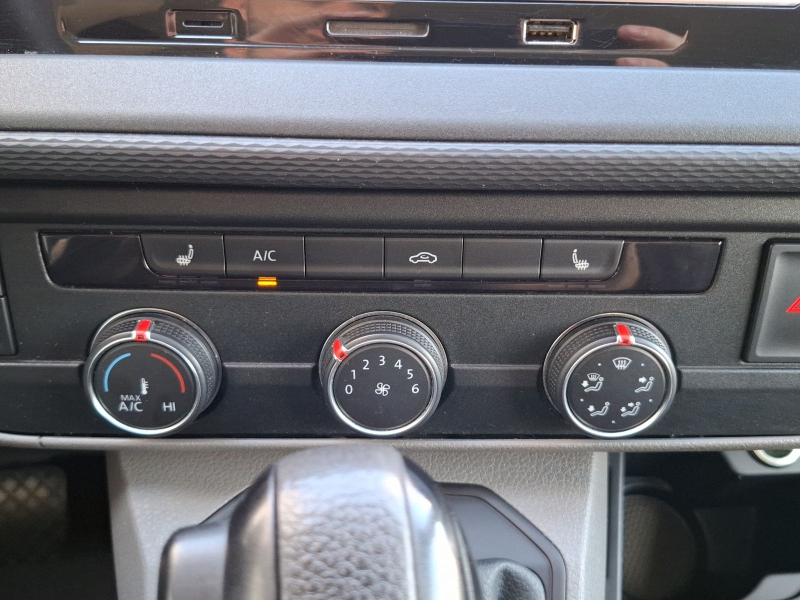 Fahrzeugabbildung Volkswagen T6 Kombi T6.1 TDI DSG 5-Si LED AHK Klima GRA PDC