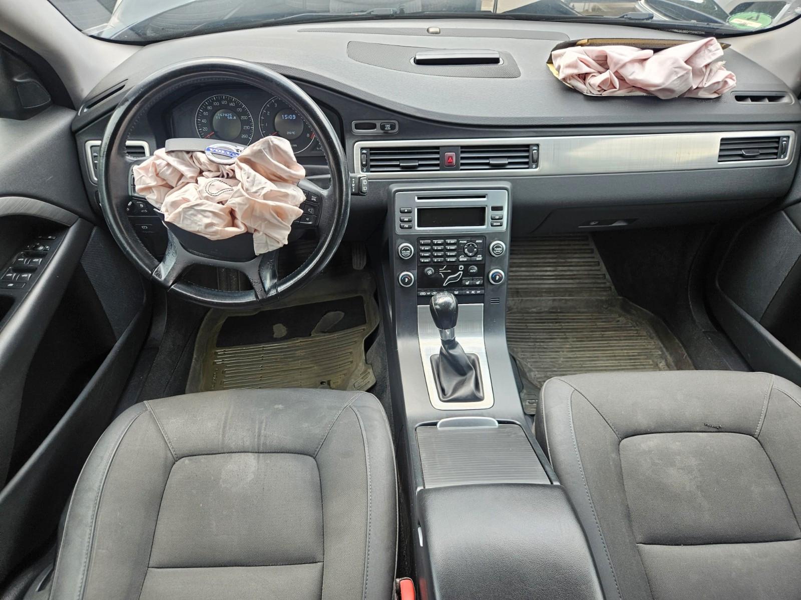 Volvo V70 2010 — photo 10
