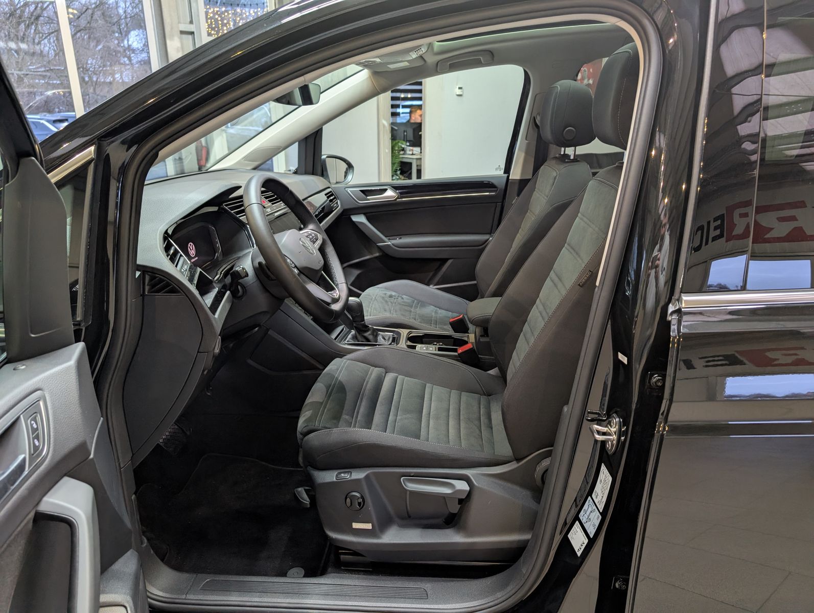 Fahrzeugabbildung Volkswagen Touran 2.0 DSG R-Line High. Pano 7-Si IQ.Dri AHK