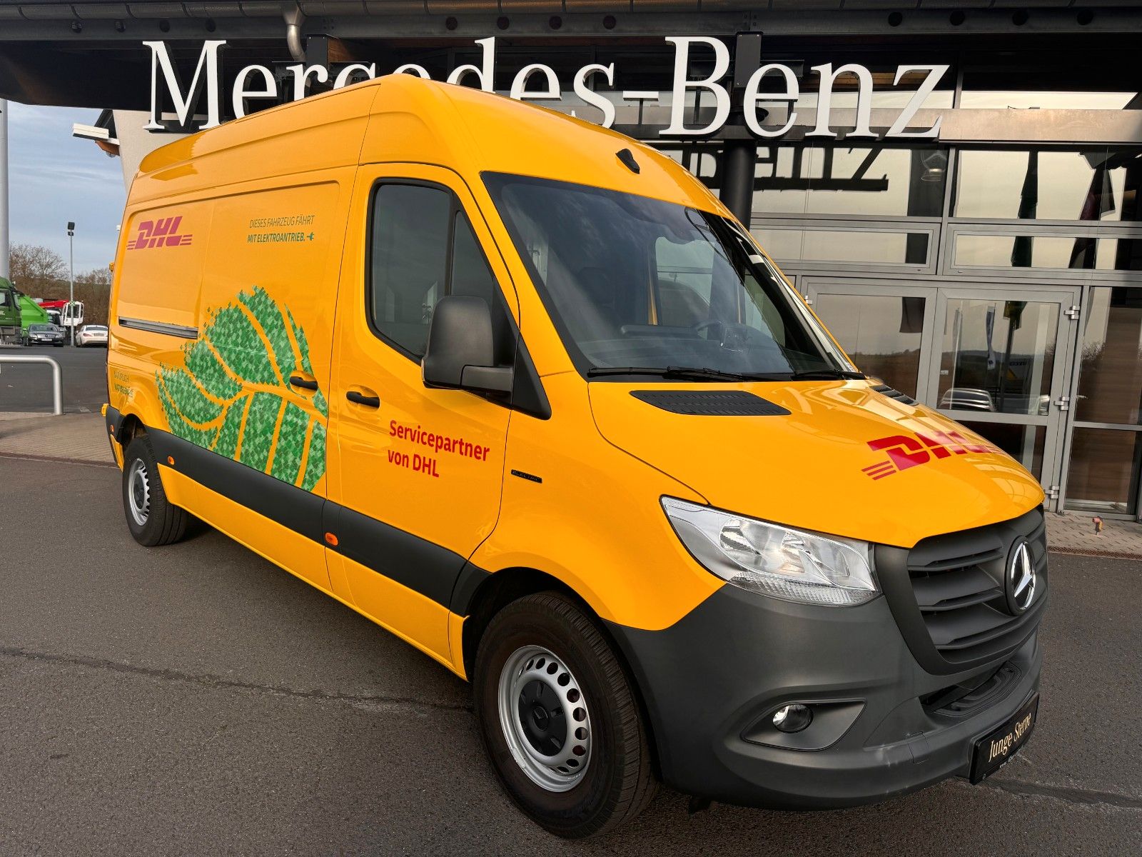 Fahrzeugabbildung Mercedes-Benz eSprinter 312 DHL Regal KEP-Ausbau