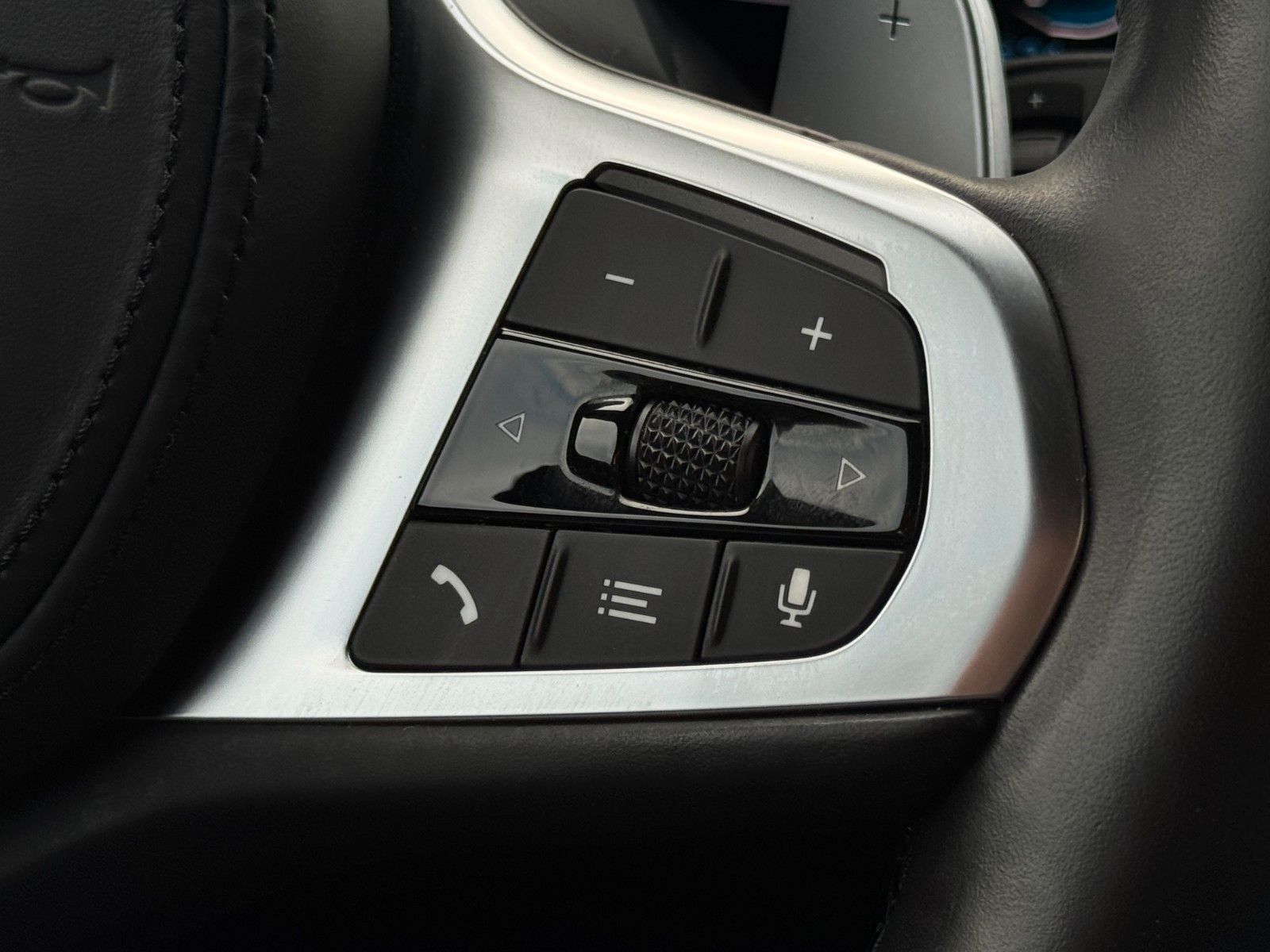 Fahrzeugabbildung BMW 330e M Sport Akustik Laser DrProf. 360° H&K HuD