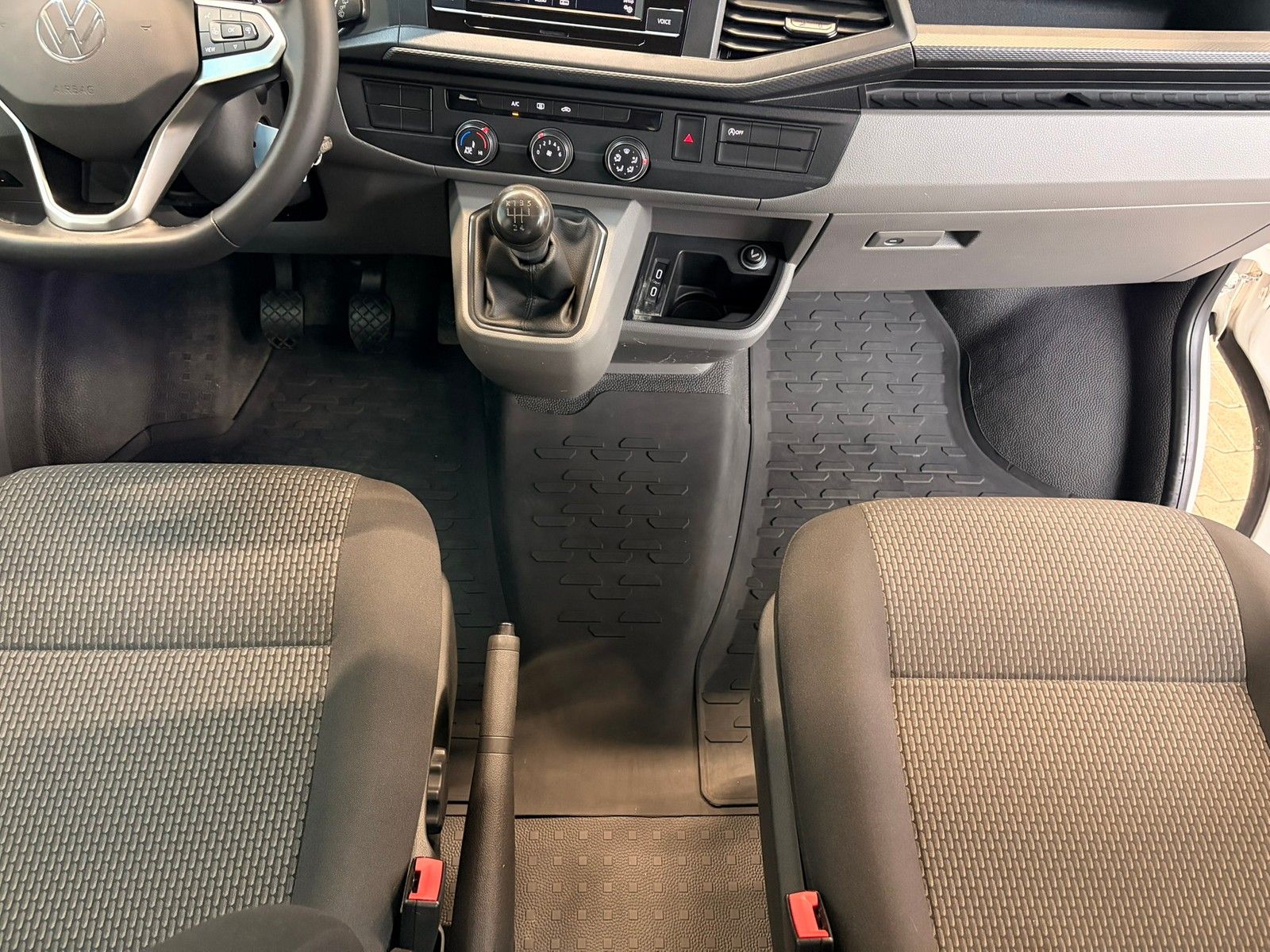Fahrzeugabbildung Volkswagen T6.1 Transporter Kasten 2,0 TDI +AHK+Licht&Sicht