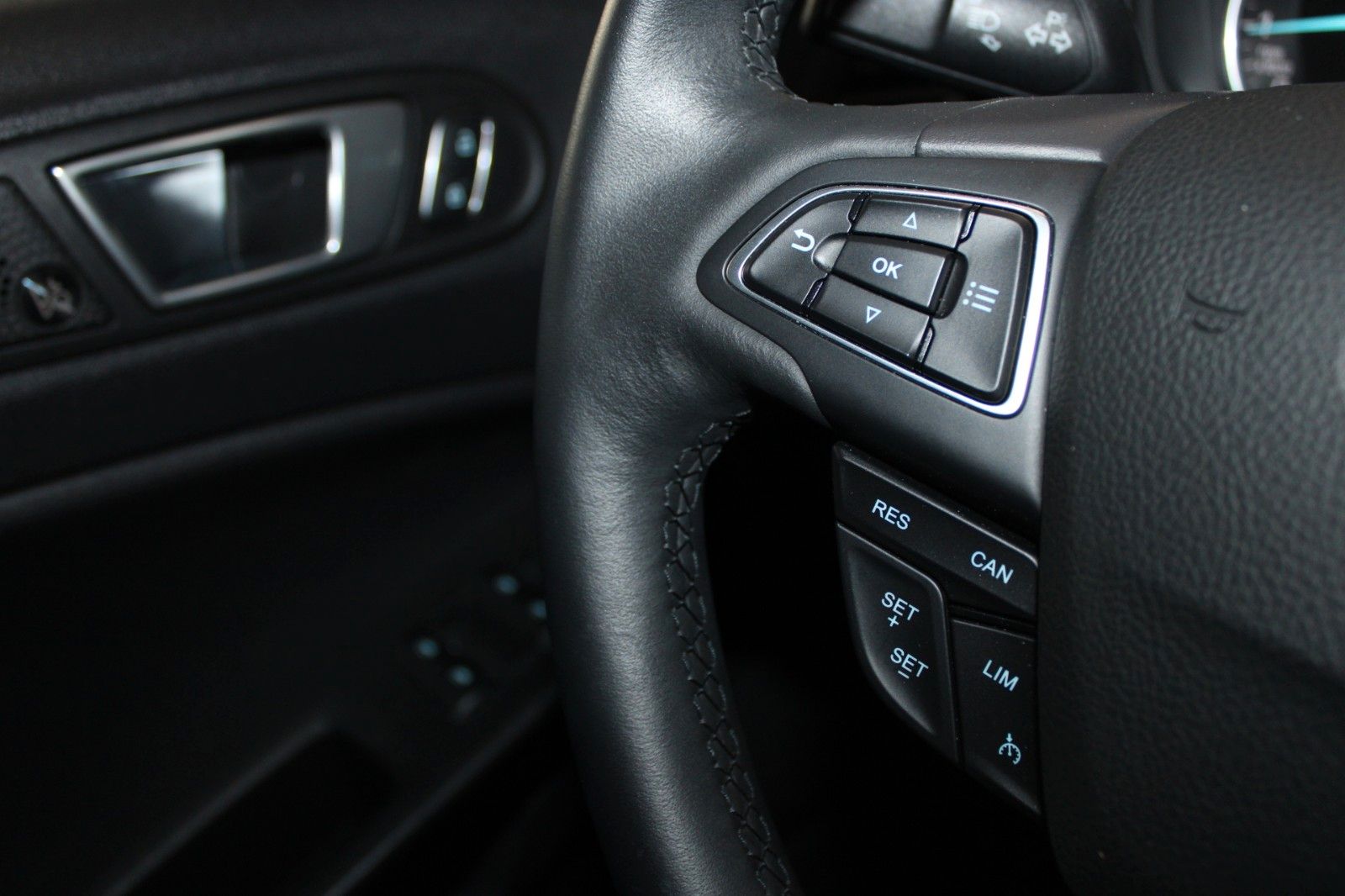 Fahrzeugabbildung Ford EcoSport Titanium LED B&O NAVI DAB Teilleder