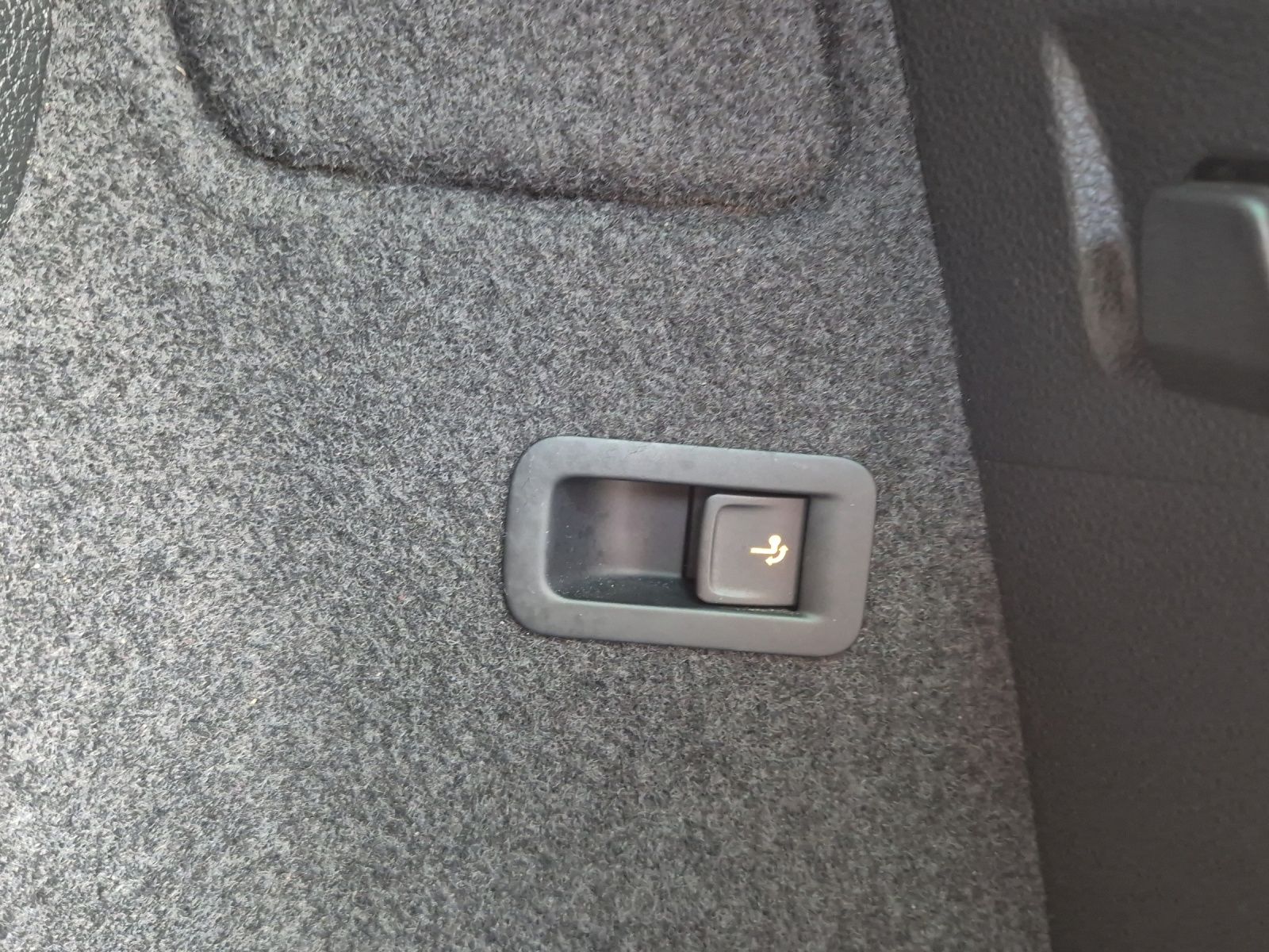 Fahrzeugabbildung SKODA Karoq TSI Clever DSG LED AHK Navi VC ACC RFK SH