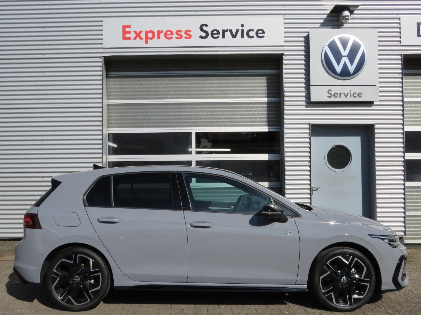 Volkswagen Golf VIII 1.5 eTSI DSG R-Line  /Kamera/Sportfahr