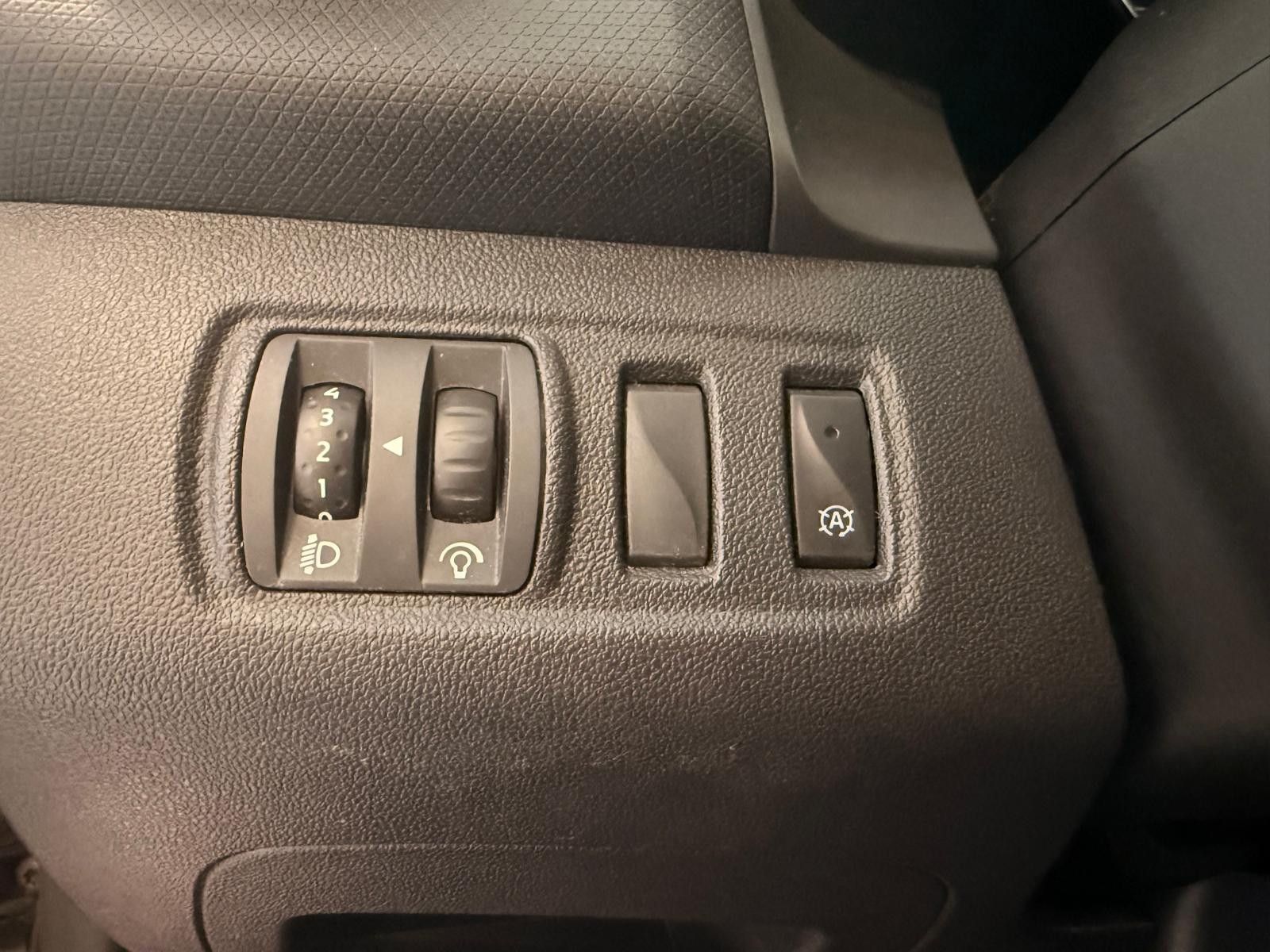 Fahrzeugabbildung Renault Clio IV Limited / KLIMA/ KEYLESS/TÜV SERVICE NEU