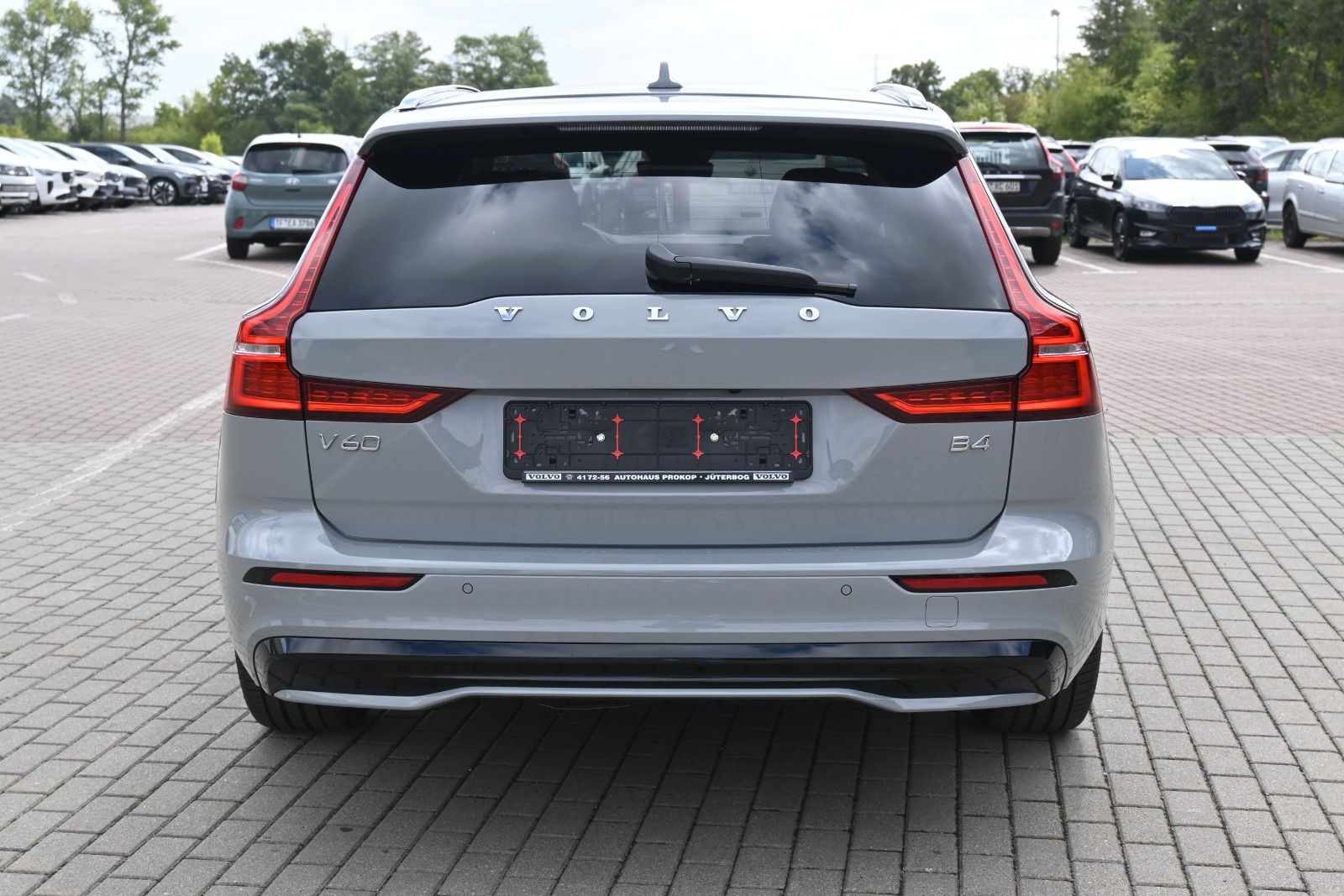 Fahrzeugabbildung Volvo V60 B4 DKG Plus Dark*HuD*PANO*360°*ACC