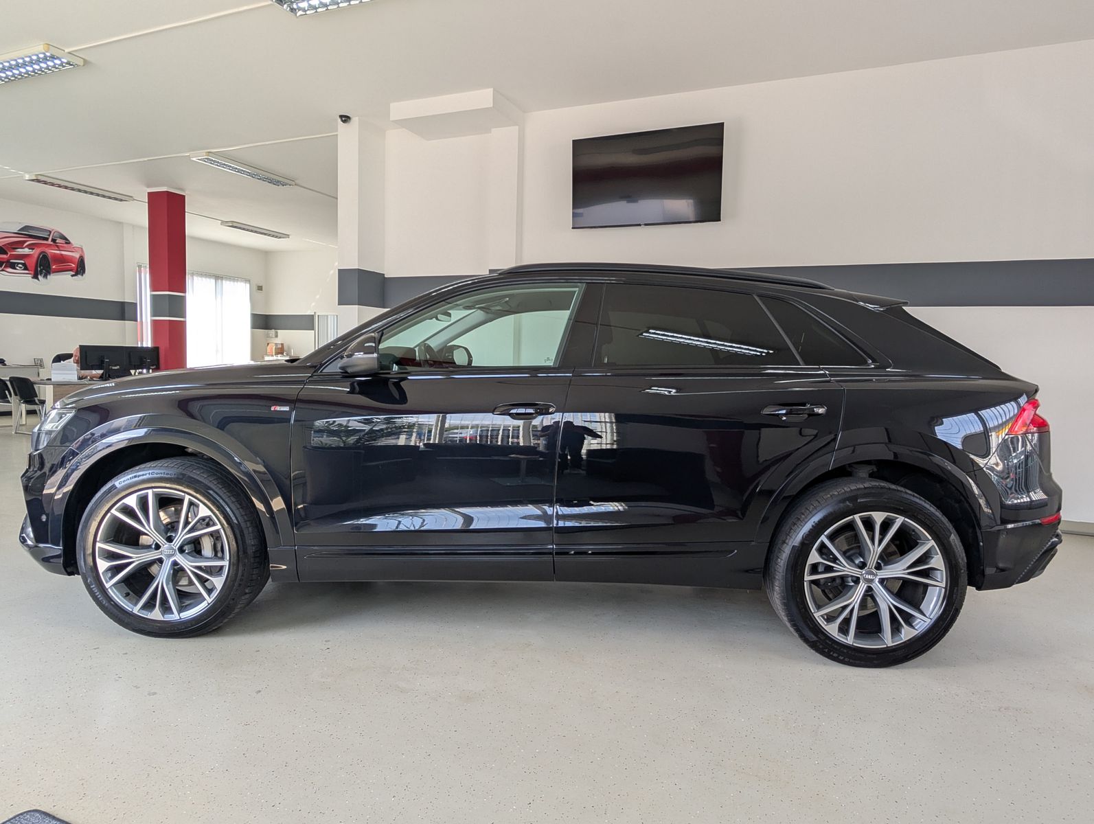 Fahrzeugabbildung Audi Q8 45 TDI Quattro S-line HD-MATRIX AHK LUFT 21"