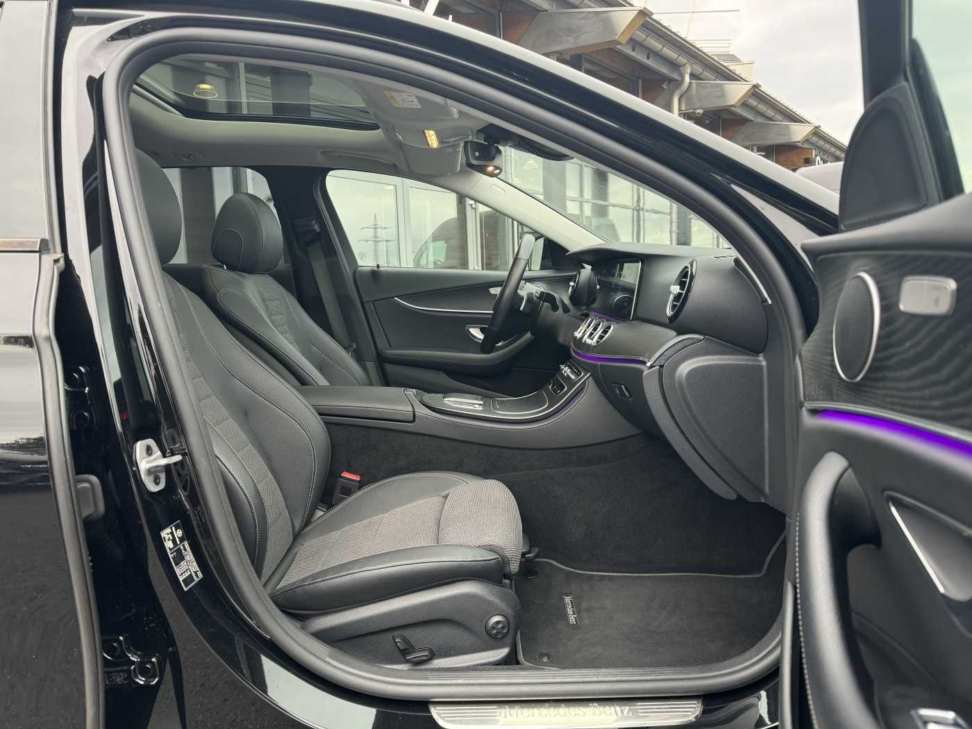 Fahrzeugabbildung Mercedes-Benz E 300de T AMG+Pano+DistrPlus+Night +AHK+360+Ambi
