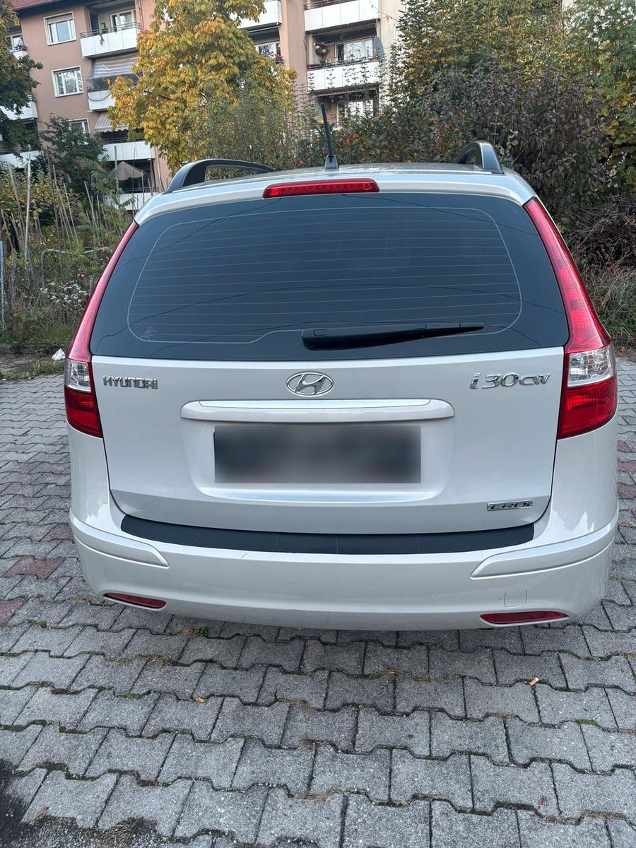 Hyundai i30 2010 — салон