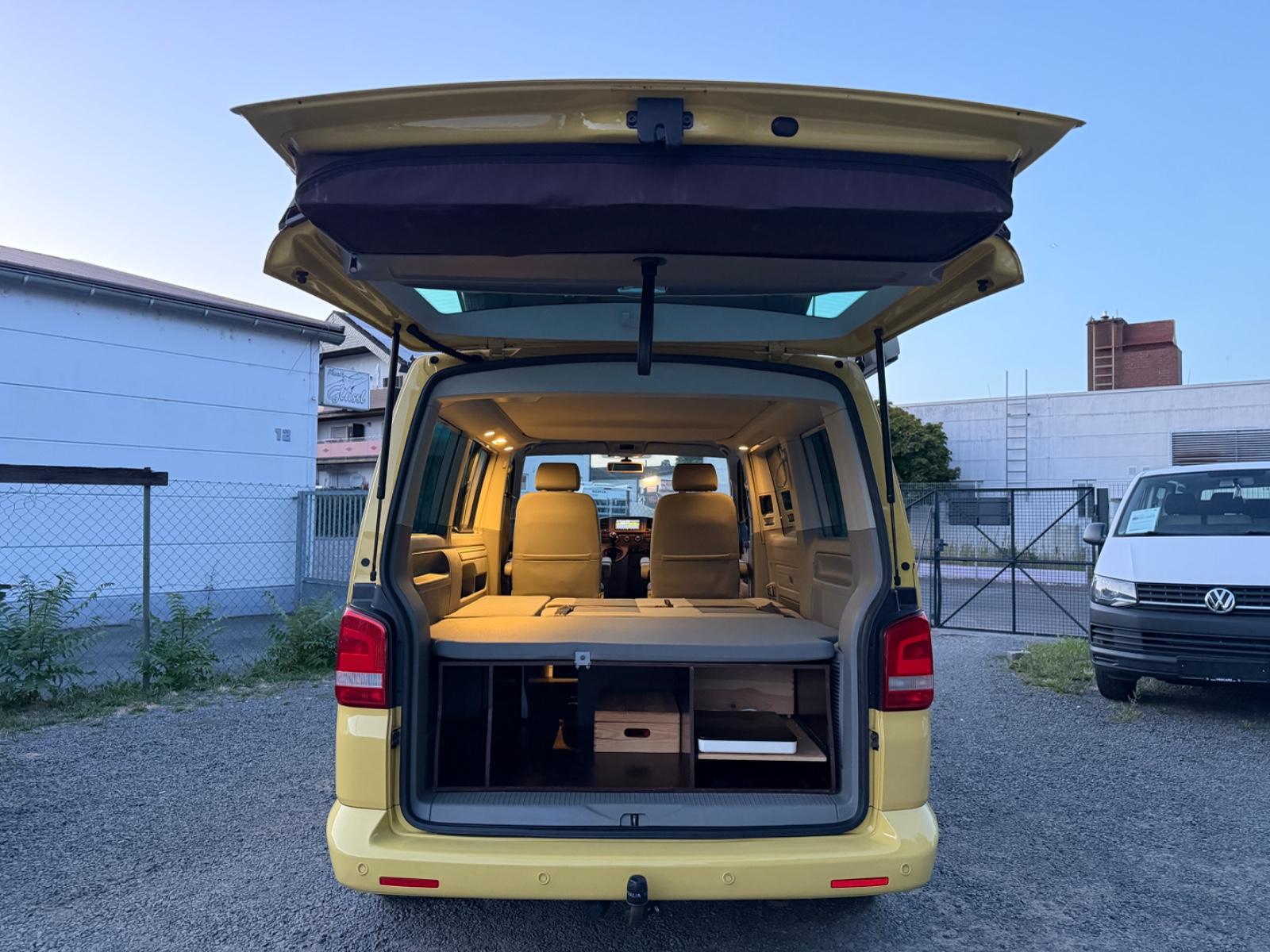 Volkswagen T5 California Beach 2.0 TDI 140 ch BVM / 1ère main / Toit relevable / Mini-cuisine / Chauffage auxiliaire