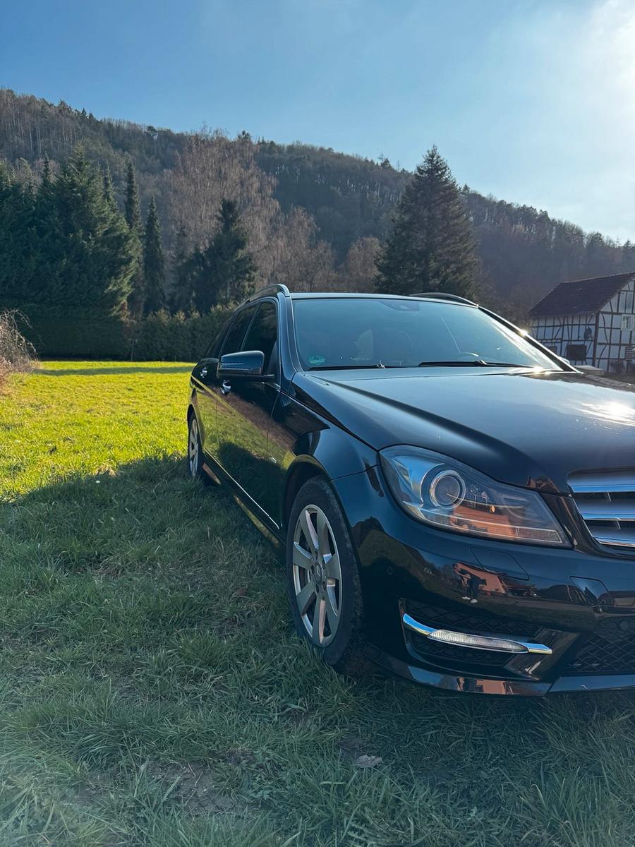 Mercedes-Benz C200 2011 — вигляд ззаду