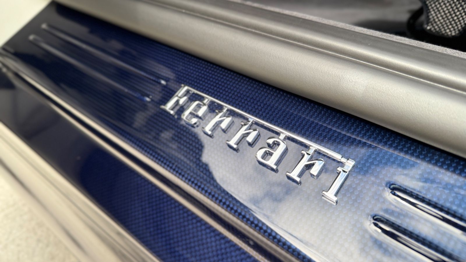 Fahrzeugabbildung Ferrari 812 GTS*Atelier*Blue Carbon*Painted Shields