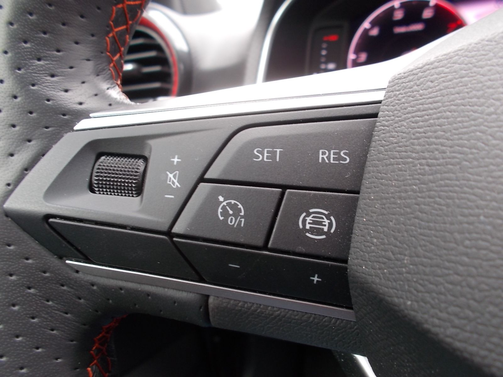 Fahrzeugabbildung SEAT Arona FR 1.0 TSI DSG + AC + wenig Kilometer