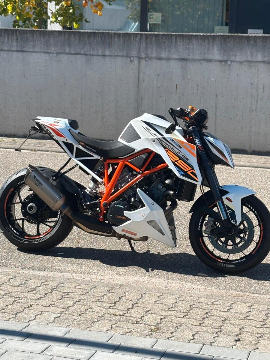 KTM Superduke 1290 *Neue Reifen und viel Zubehör*