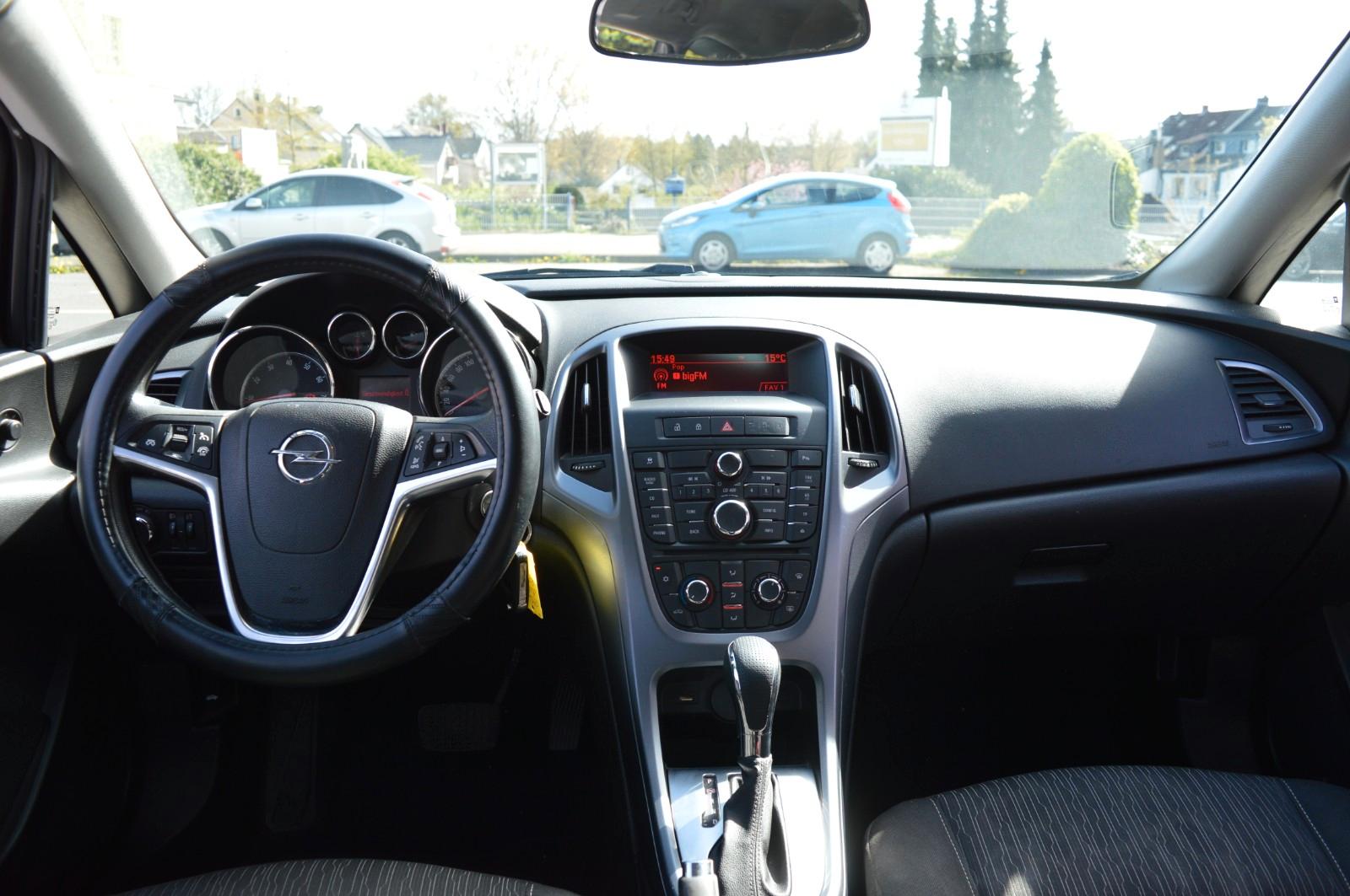 Opel Astra 2013 — photo 13