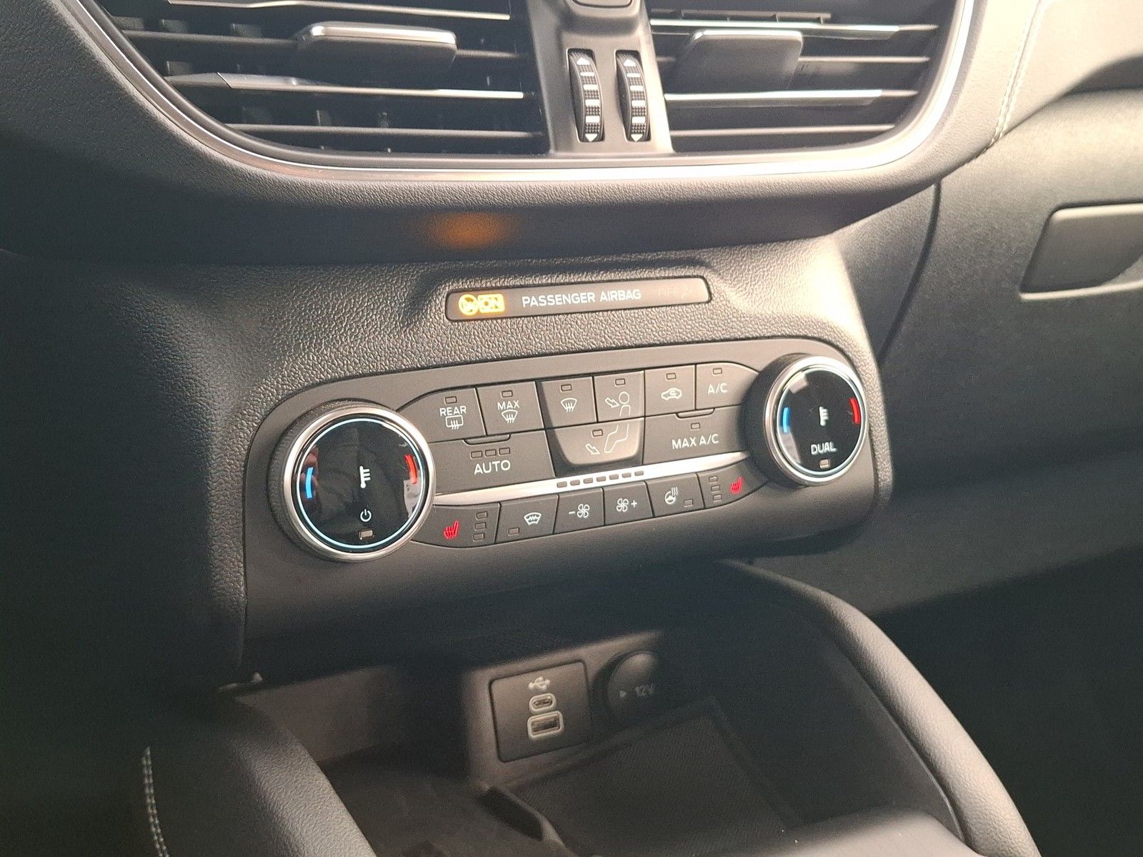 FORD Kuga 2.0 TDCi Vignale AWD / AUTOMATIK / AHK / ST - Image 14