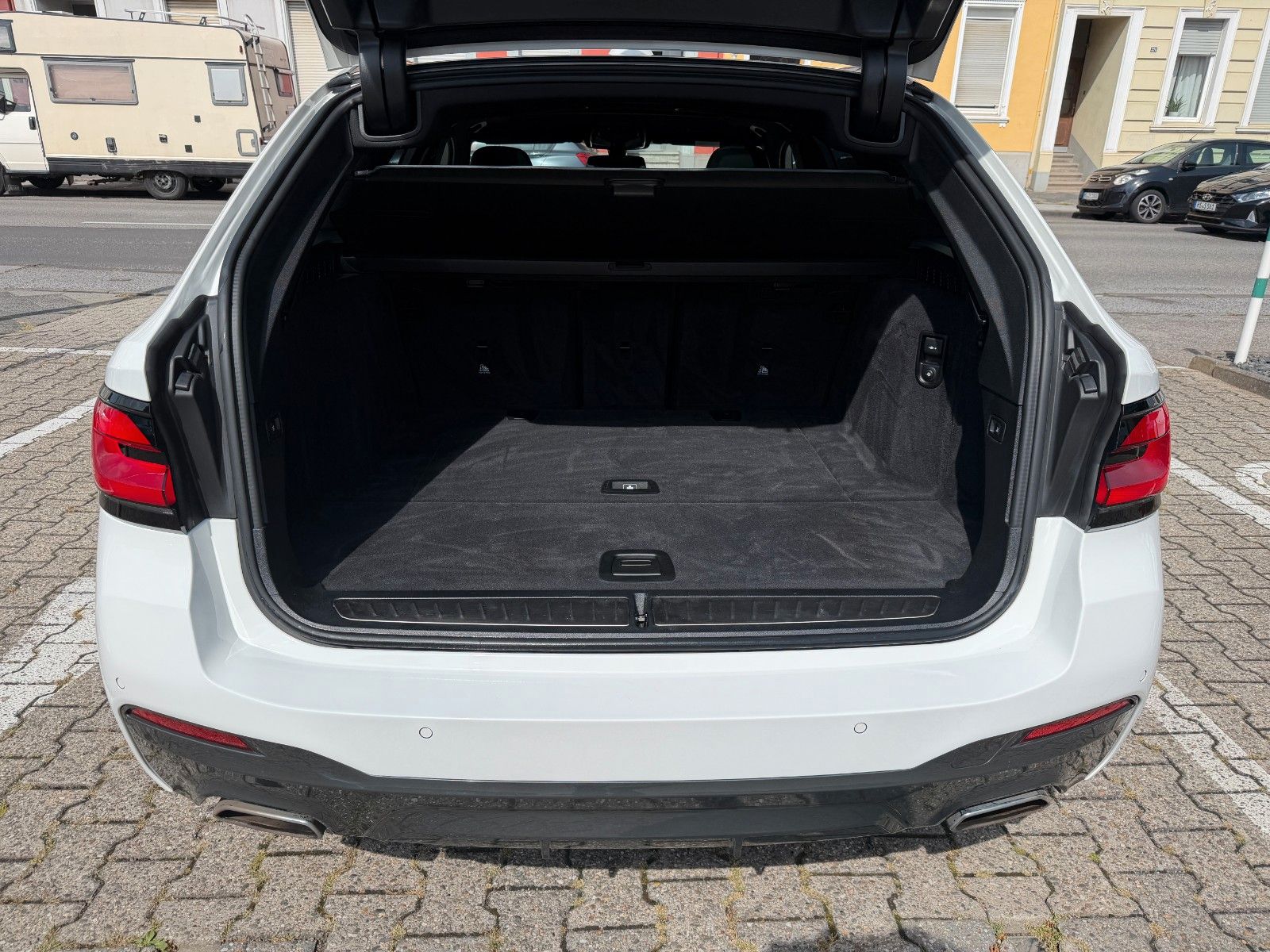 Fahrzeugabbildung BMW 540d Touring xDrive M Sport AHK PANO HUD LEDER