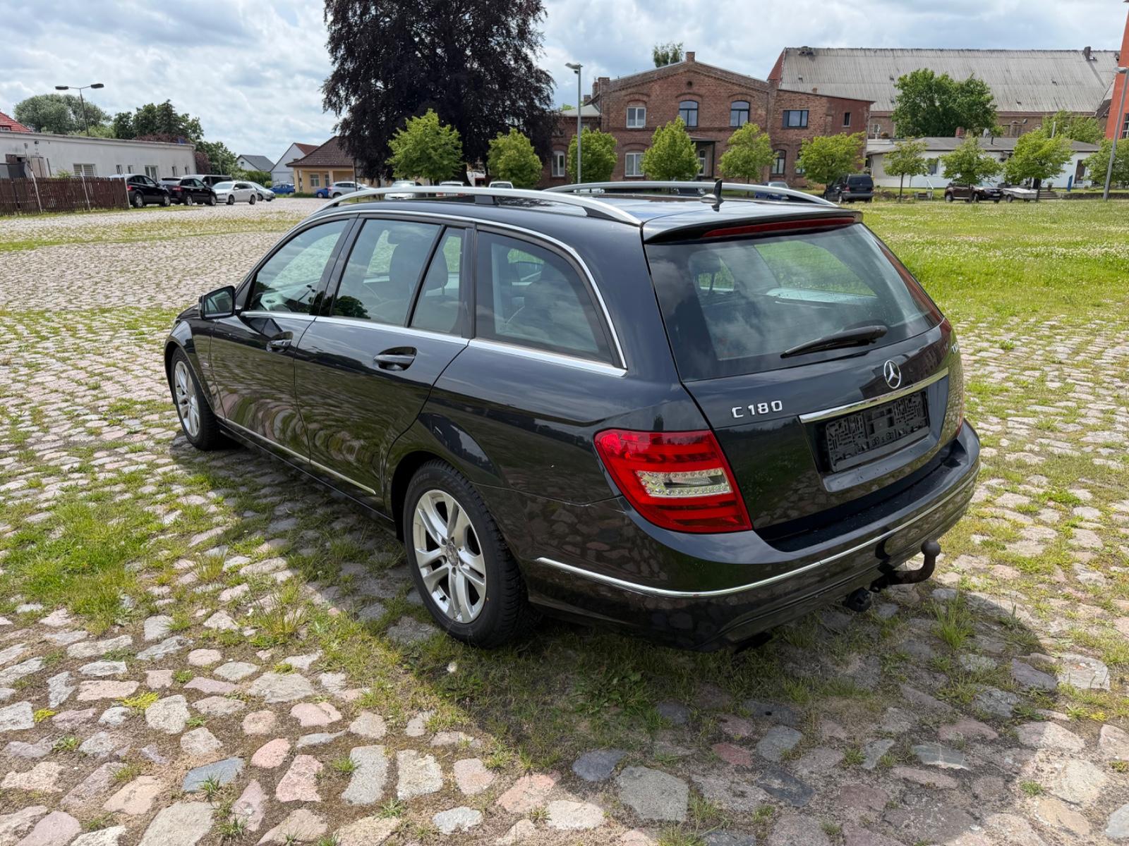 Mercedes-Benz C180 2011 — photo 13