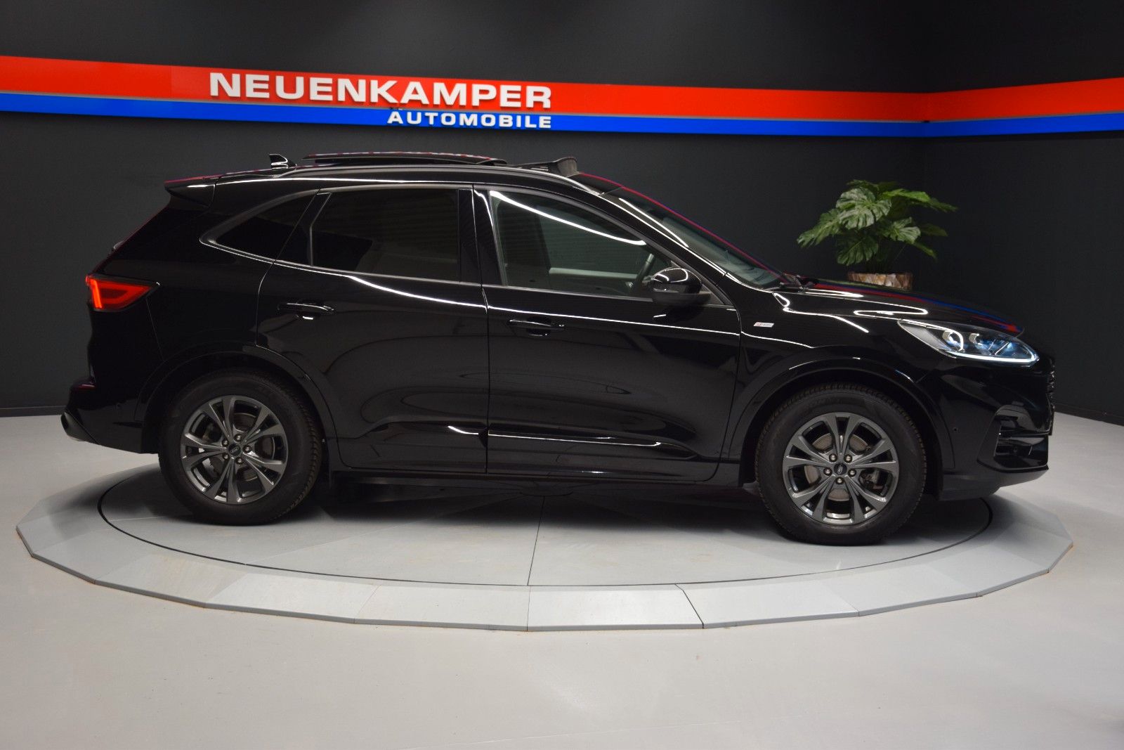 Fahrzeugabbildung Ford Kuga ST-Line X Pano HuD Leder ACC Kamera B&O Amb