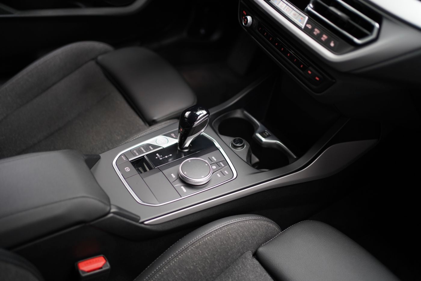 Fahrzeugabbildung BMW 118iA Advantage +LiveCockpitProf+Multi-Sport-Len