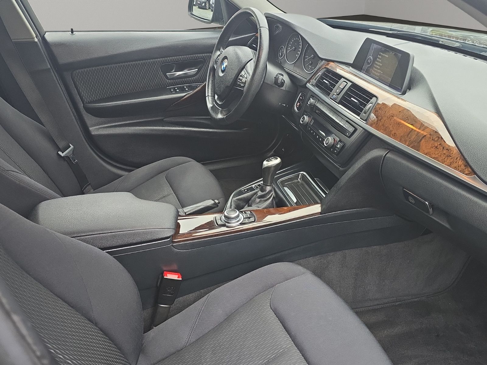 Fahrzeugabbildung BMW 320 i+NAVI BUSINES+PDC+SHZ