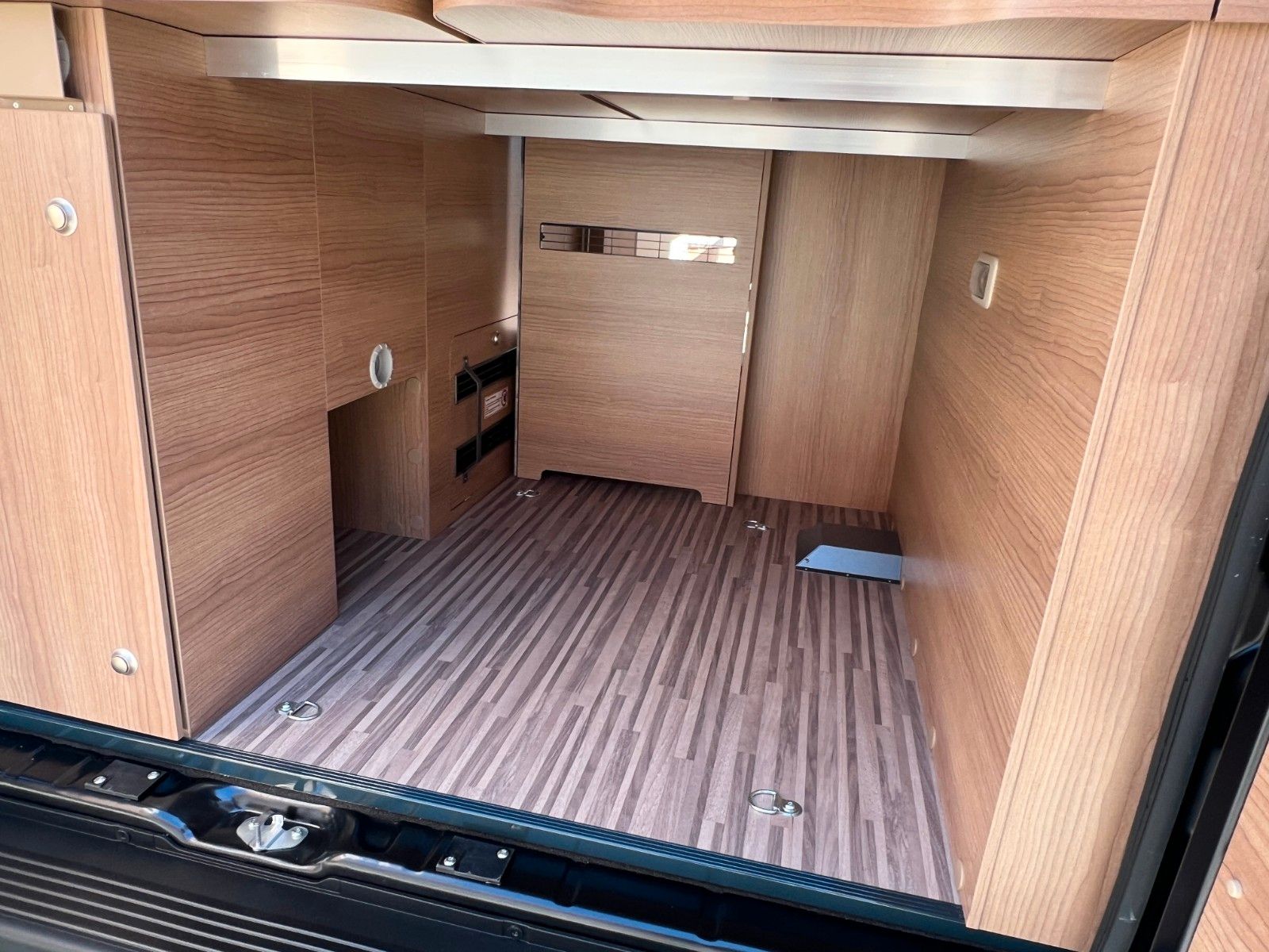 Fahrzeugabbildung Malibu Van first class - two rooms GT skyview 640 LE RB