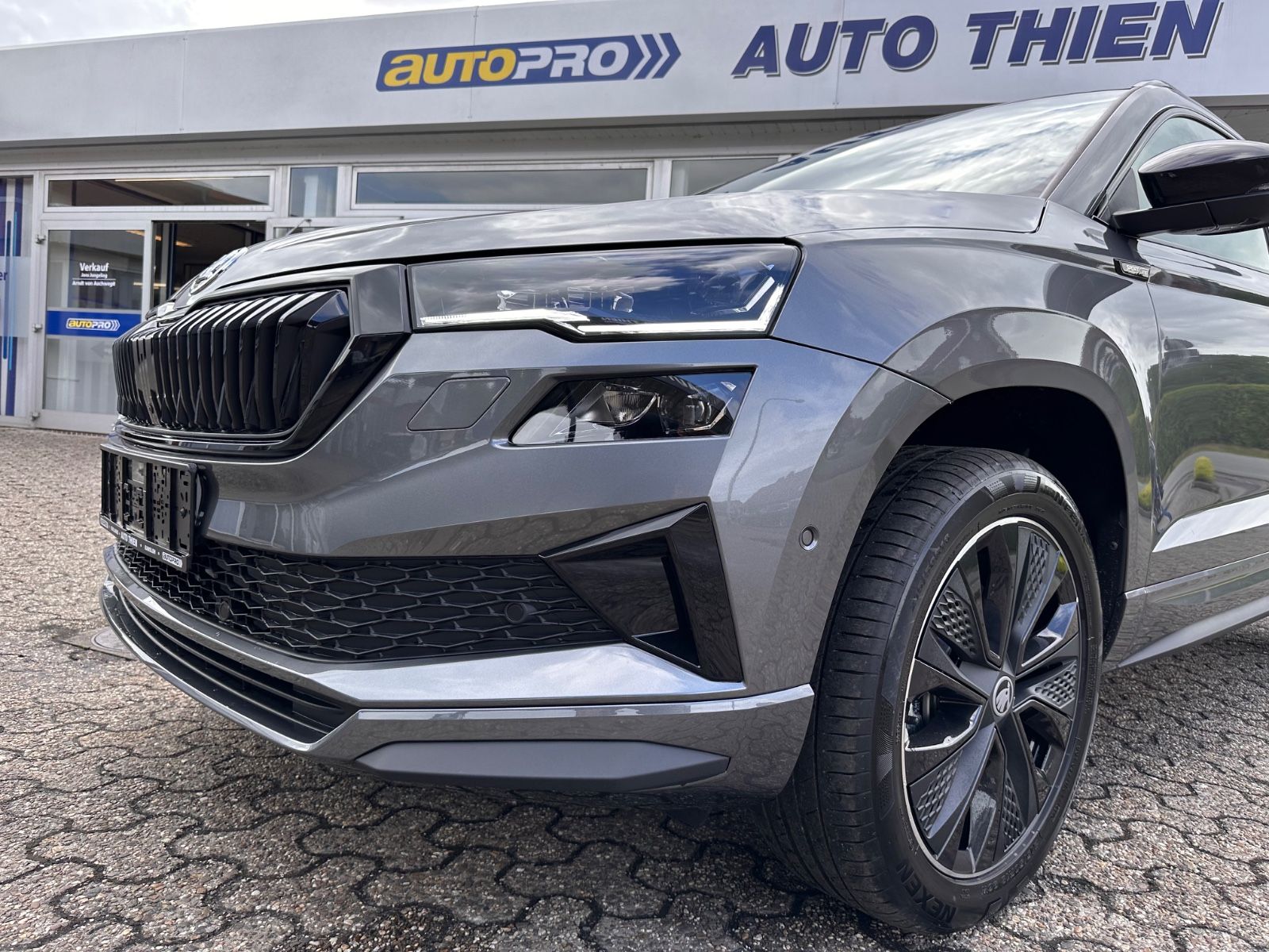 Fahrzeugabbildung SKODA Karoq Sportline 1.5 TSI DSG Matrix/AHK/Navi/ACC