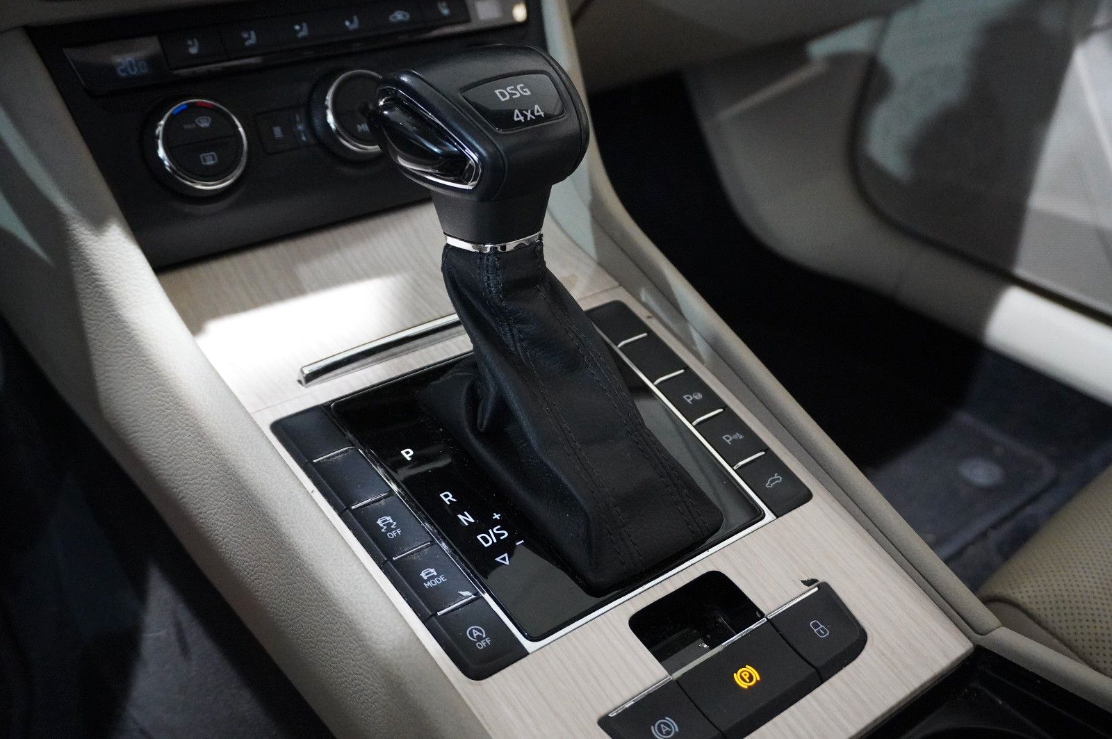 Fahrzeugabbildung SKODA Superb Lim. 2.0 TSI L&K 4X4 DSG NAVI/KAMERA/AHK