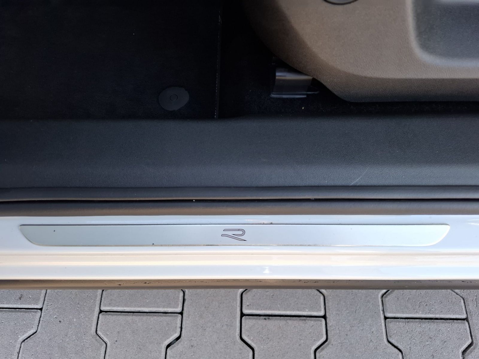 Fahrzeugabbildung Volkswagen Tiguan 2.0 TDI 4M R-Line BLACK*PAN*HK*AHK*MATRIX