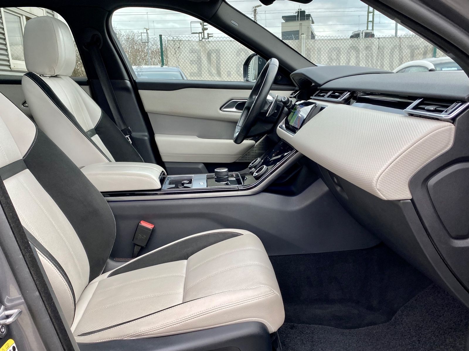 Fahrzeugabbildung Land Rover RANGE ROVER VELAR R-DYNAMIC*PANO+21`LM+MATRIX*