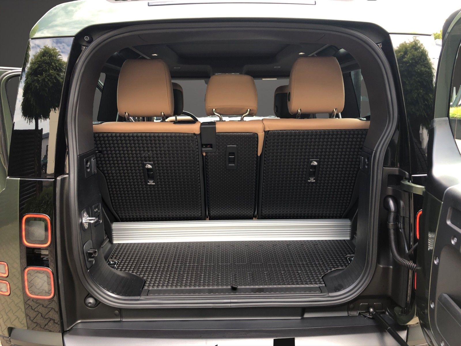 Fahrzeugabbildung Land Rover Defender 90 P425 X-Dynamic HSE MY2026