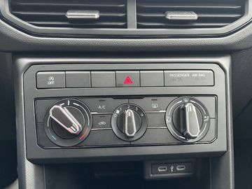 Bild 18 VW T-Cross 1.0 TSI PDC/Klima/Mirror Link/LED-Schei
