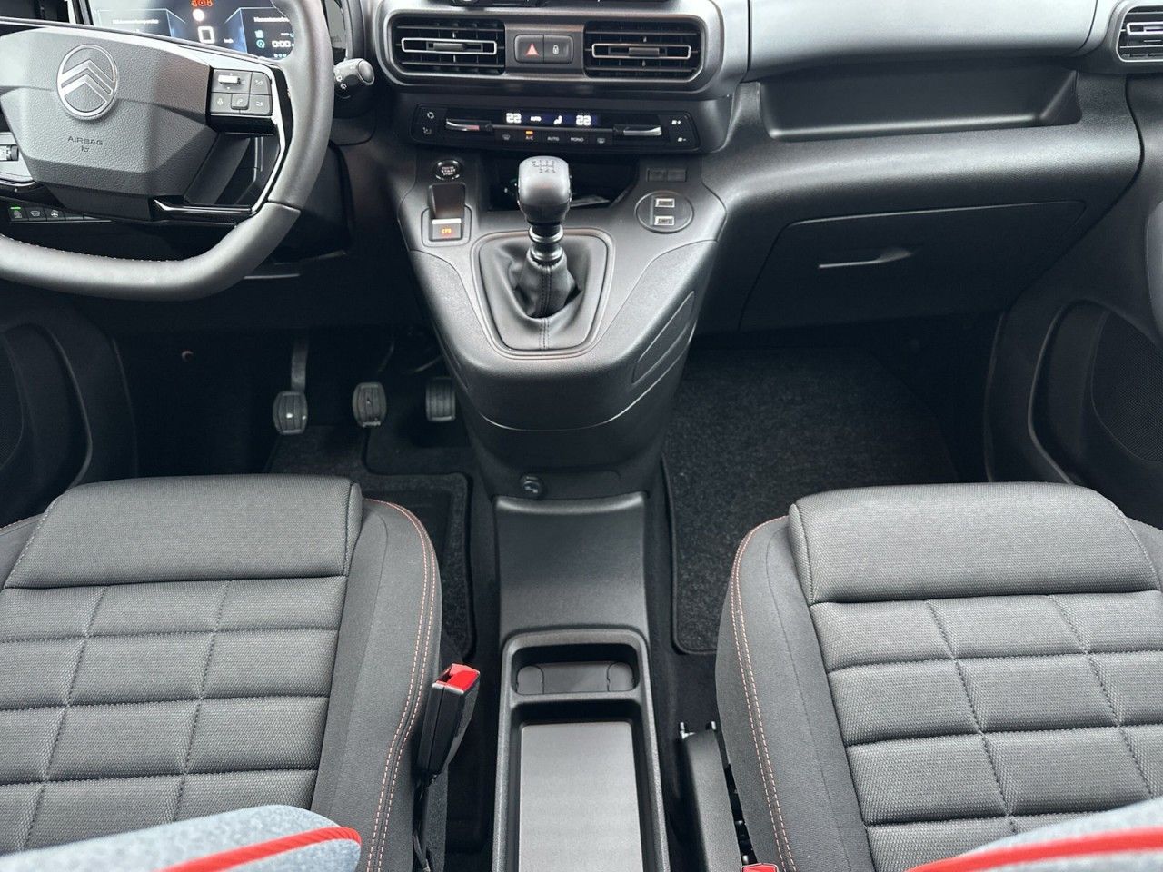 Fahrzeugabbildung Citroën Berlingo XL Diesel 130 Max XTR - mit KI generiert/bearbeitet