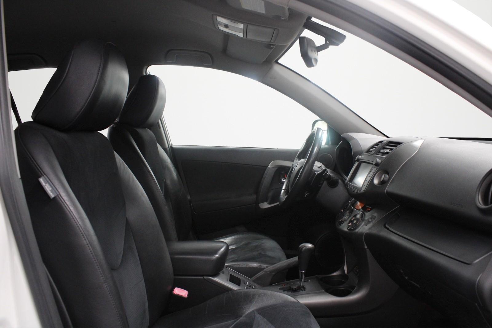 Toyota RAV 4 Executive 2.2 D-4D 150 ch BVA 4x4 – Cuir – Sièges chauffants – Caméra – Attelage – Climatisation 3 zones – Jantes 18