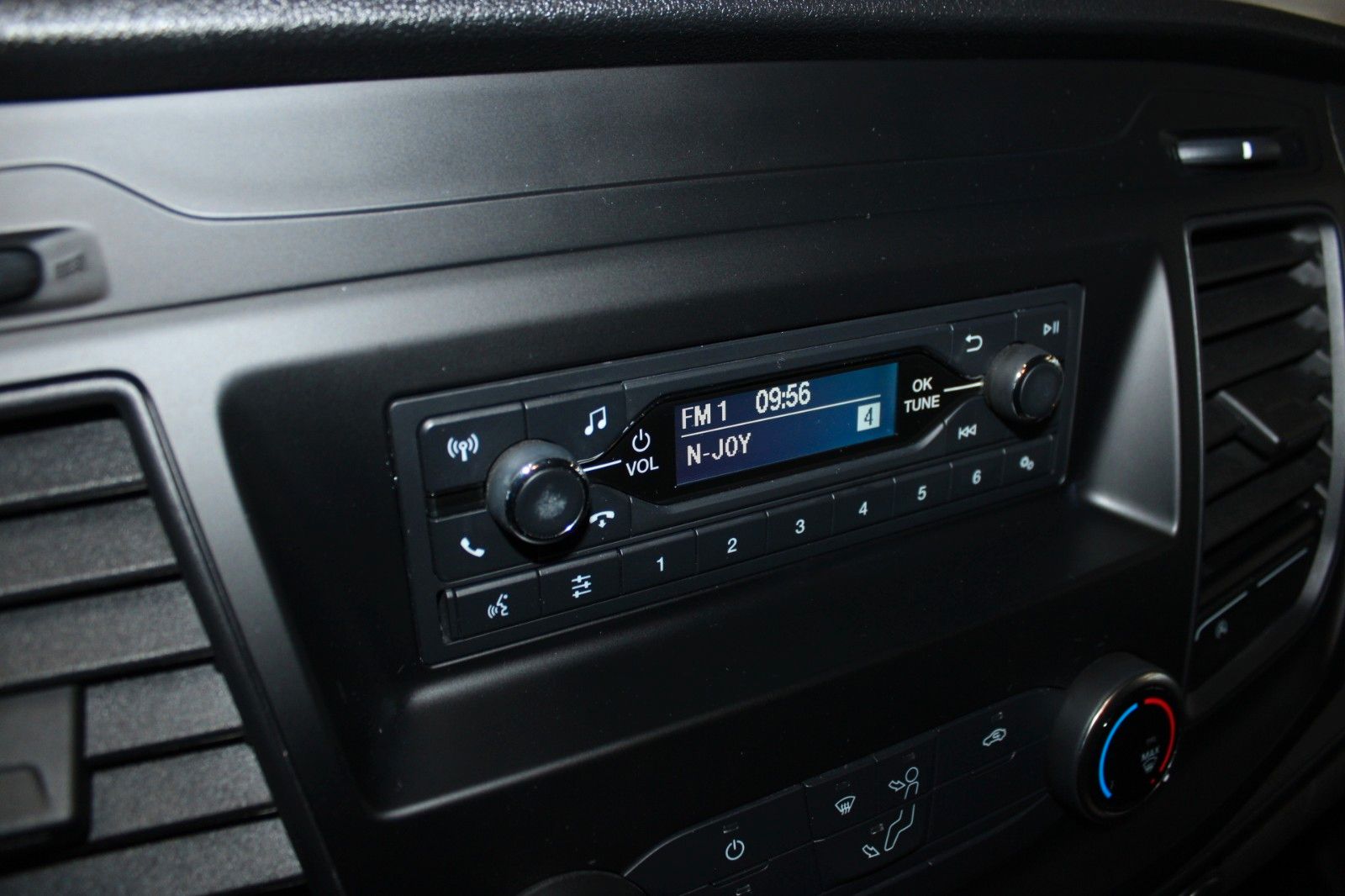 Fahrzeugabbildung Ford Transit Custom L1 Kasten AHK Dachträger 1.Hand