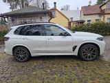 BMW X5 M60 M60i - 2024 - weiße BMW X5 M60