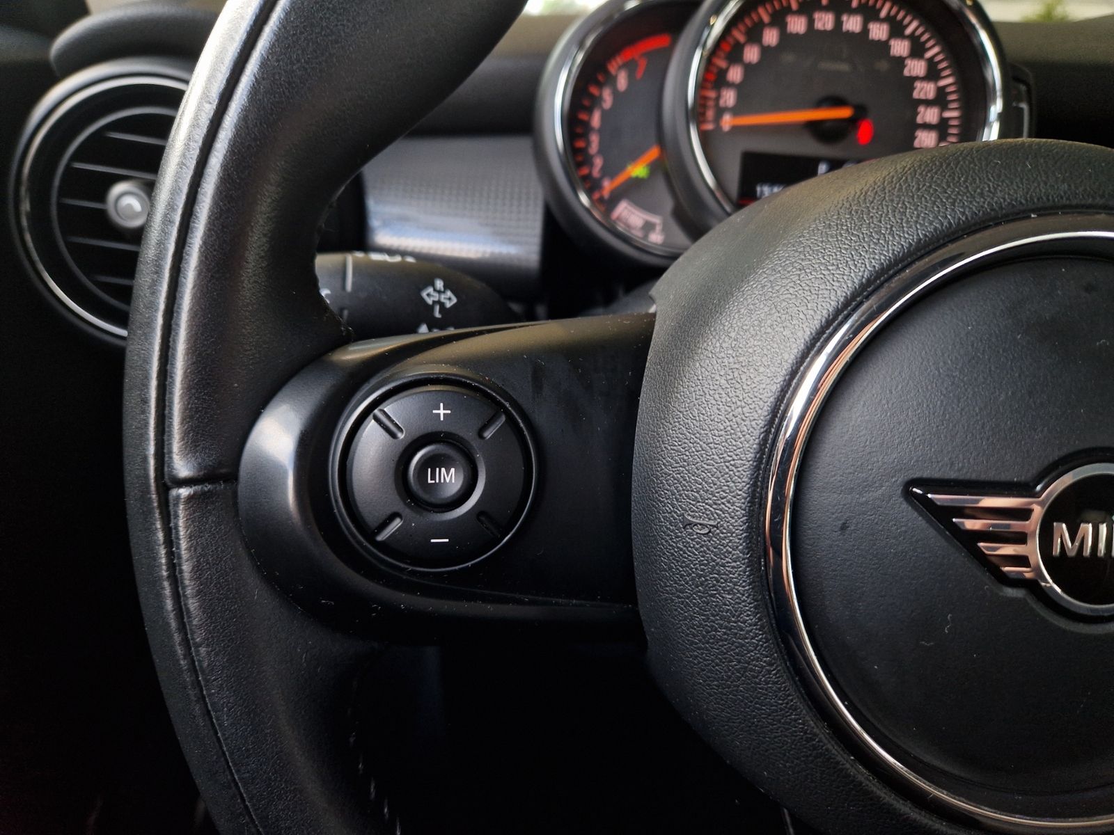 Fahrzeugabbildung MINI Cooper Pepper LED DAB SHZ PDC ALU